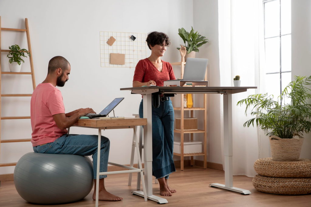 Employés au bureau installé de manière ergonomique