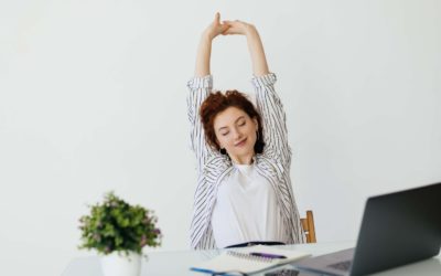 Employé au bureau qui s'étire et prend une pause